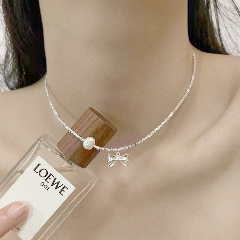 Necklace with bow from pearl