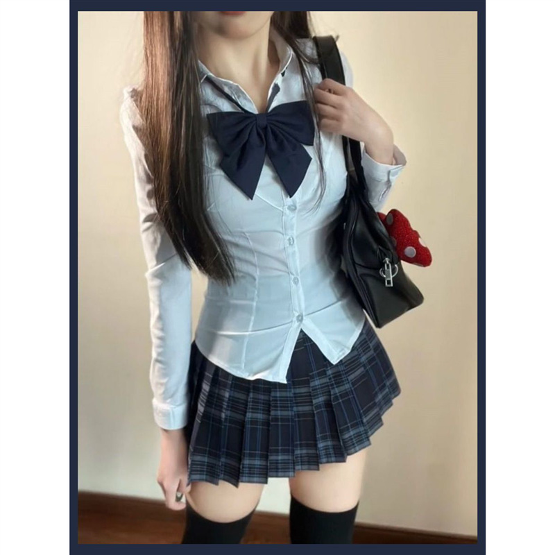 Jk制服は腰のシャツの上着を収めています。|undefined