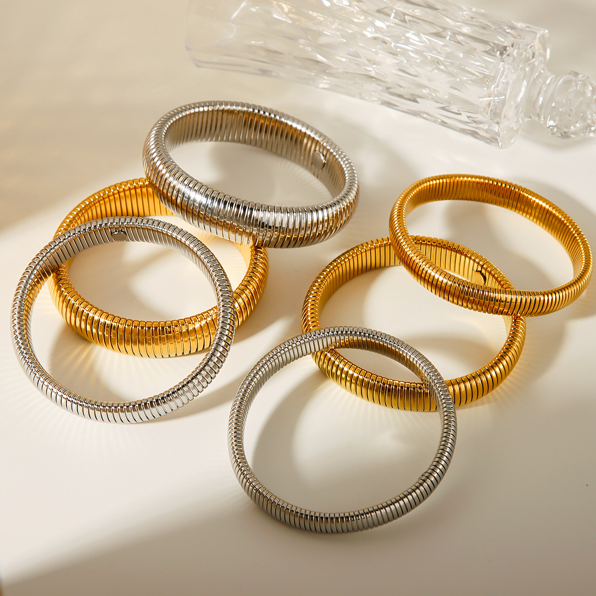 Explosiones transfronterizas de alta sensibilidad temperamental de acero de titanio de una sola capa elástica pulsera de cadena de serpiente rojo en línea el mismo brazalete elástico amplio