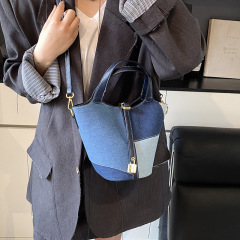 大衆がデザインしたカウボーイバッグ女性2025の新しいファッションはバケツバッグをつなぎ合わせて通勤する大容量シングル肩斜めバッグ