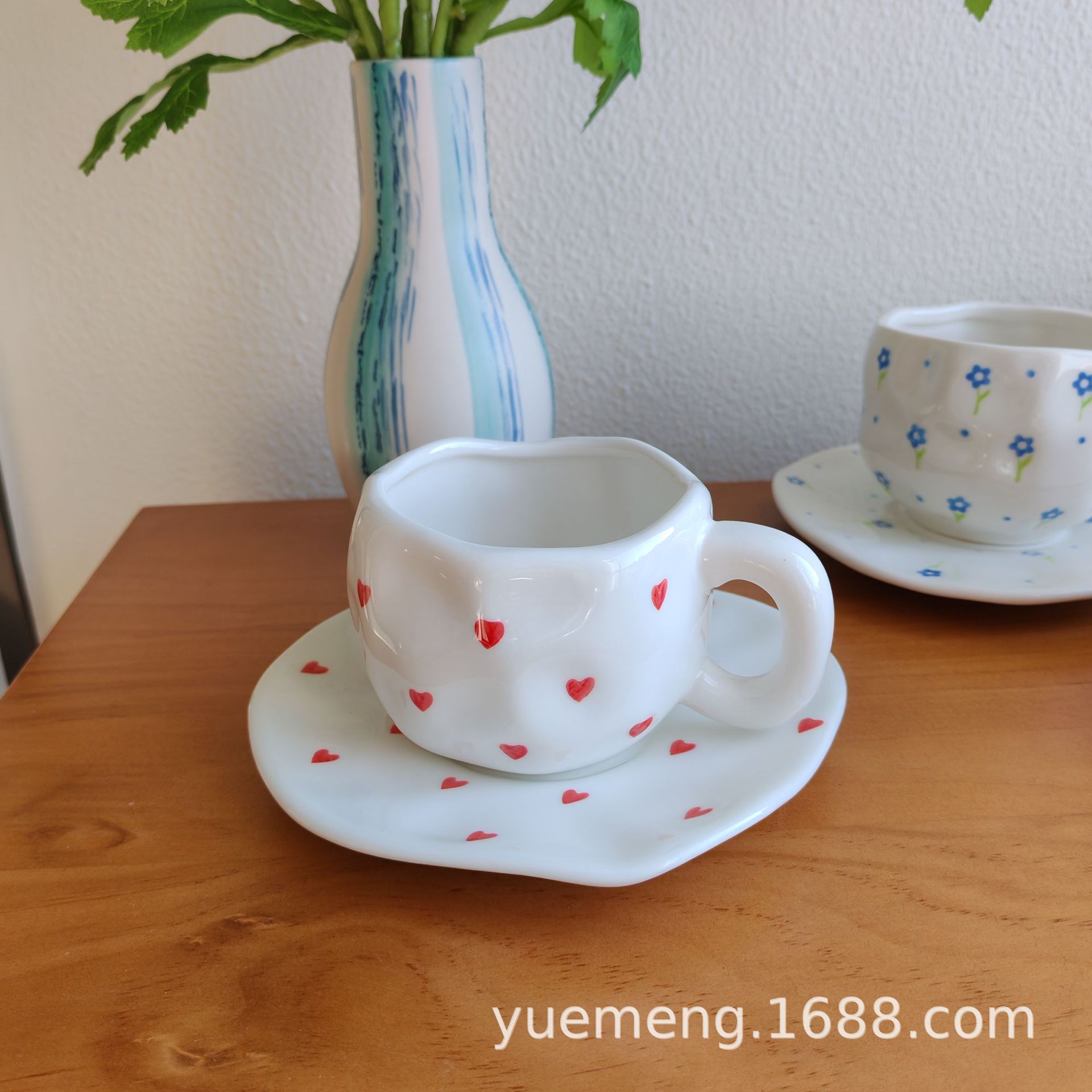 Taza de café de cerámica navideña irregular, linda taza con diseño de flores y corazones pintados a mano, juego de taza y platillo para té de la tarde