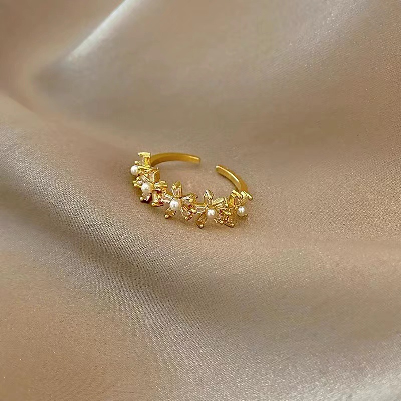 Small adjustable universal ring flower-shaped
