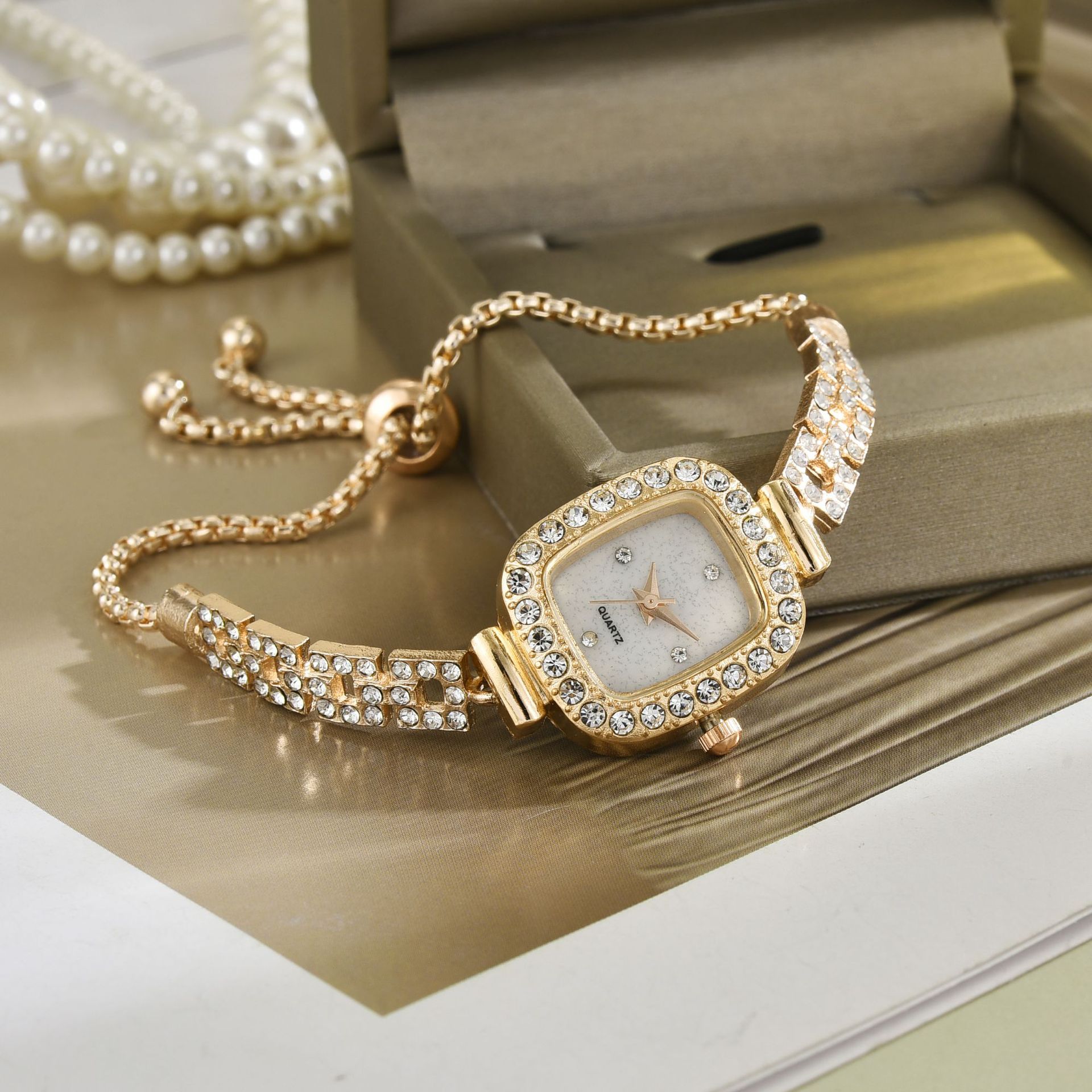 Nueva estudiante de estilo coreano temperamento diseño de cuerda de dibujo pequeño cuadrado con incrustaciones de diamantes temperamento de moda simple reloj de pulsera femenino
