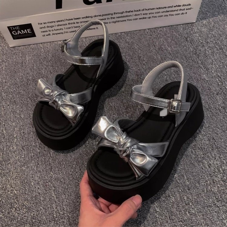 Sandalias de fondo grueso para mujeres verano 2026 nuevo arco francés retro con falda casual zapatos de playa romanos