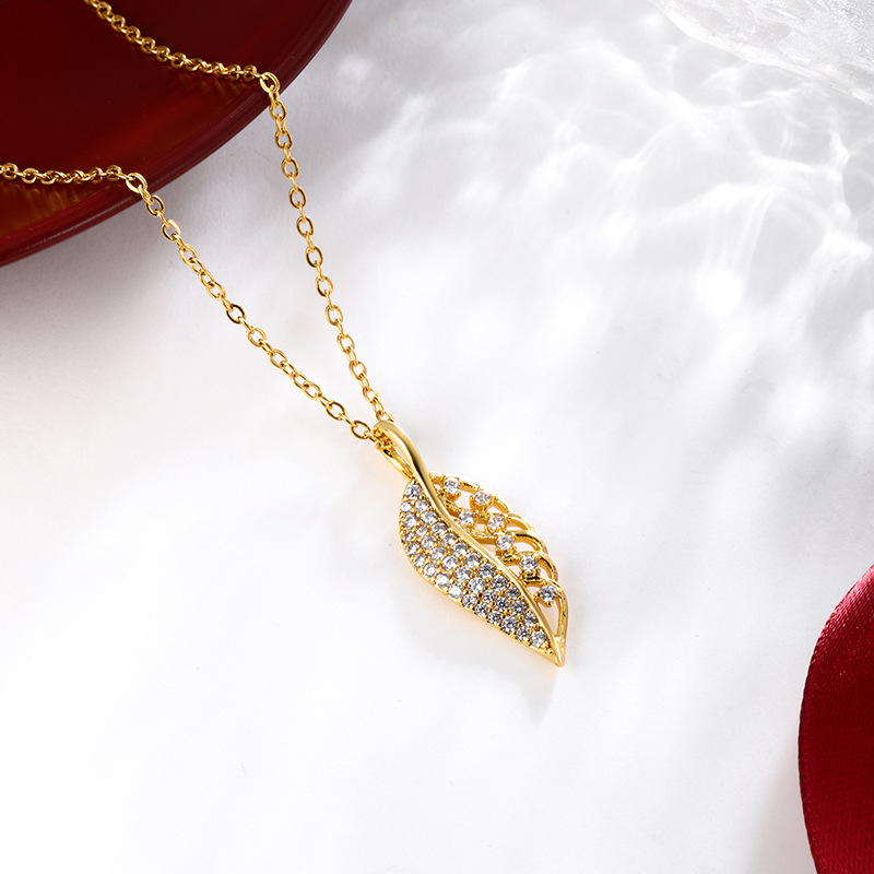 Xuping joyería explosión colgante de hoja de oro colgante forma de hoja de collar cadena de clavícula temperamento ligero lujoso colgante de alto nivel
