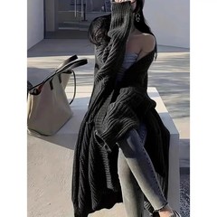 秋冬の膝を厚くしたセーターのコートの女性はゆったりしています。