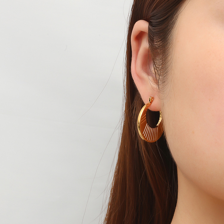 Europa y los Estados Unidos tendencia transfronteriza redonda chapado 18K mujeres pendientes de acero inoxidable simple moda retro pendientes de acero de titanio al por mayor