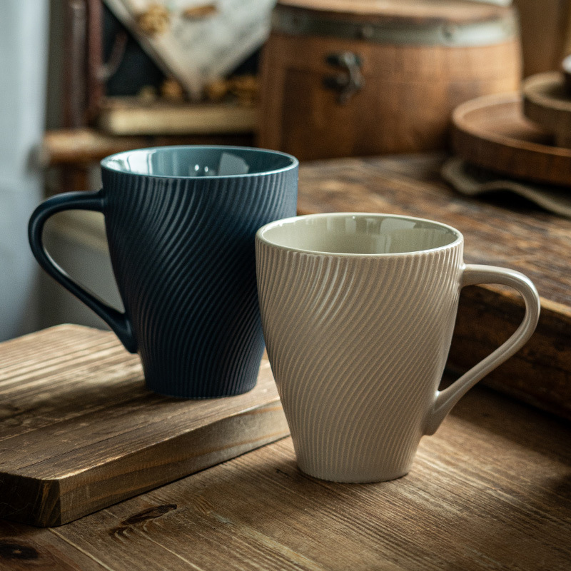 Taza de cerámica retrógrada simple en relieve exquisita taza de oficina taza de agua taza de café de alta calidad para el hogar