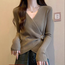 拉夏 贝法式v领针织衫女春秋2025新款大码修身毛衣显瘦内搭上衣