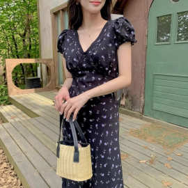 韩系chic茶歇法式连衣裙女夏季新款气质V领碎花收腰泡泡袖长裙子