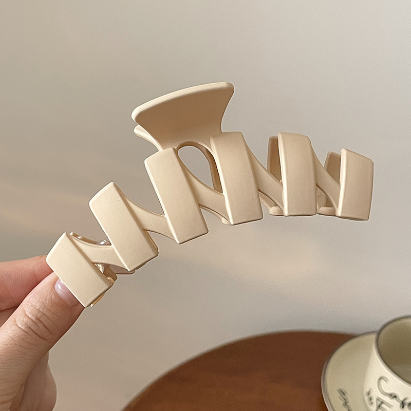 37 # 불규칙한 베이지색 그리퍼.