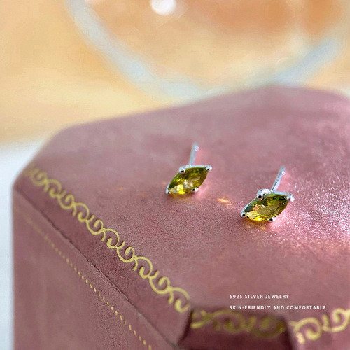 Ganjia S925 sterling silver earrings that don’t need to be picked off when sleeping, simple and elegant, small and exquisite earrings with olive emeralds