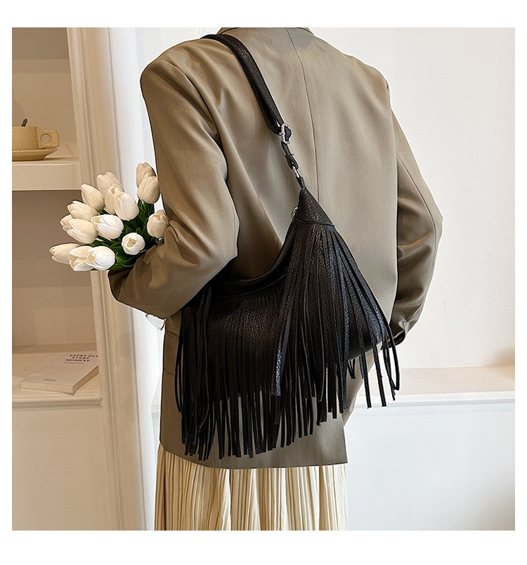 Women's Medium Pu Leather Solid Color Streetwear Tassel Square Zipper Crossbody Bag display picture 3