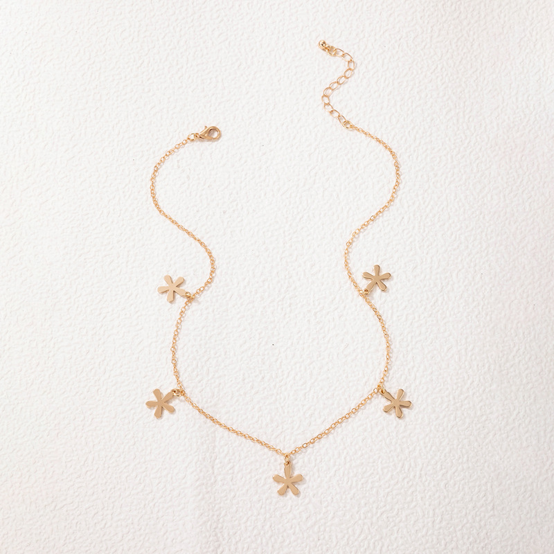Simple Golden Flower Geometric Alloy Necklace display picture 4