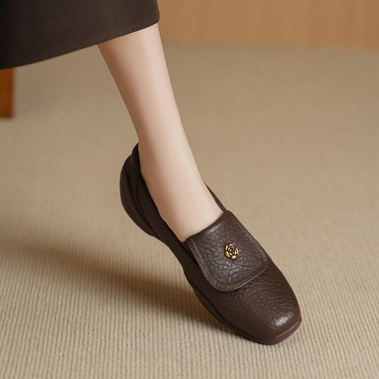 Giày loafer nữ da dê mũi tròn, gót thấp 3 cm, hoa nổi, phong cách cổ điển — màu nâu