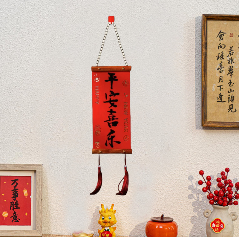 旧正月のお祝いは、木製のペンダントの赤い木の結婚に新しい部屋の背景の壁を飾って、ベルベットの布を飾って家に引っ越した|undefined