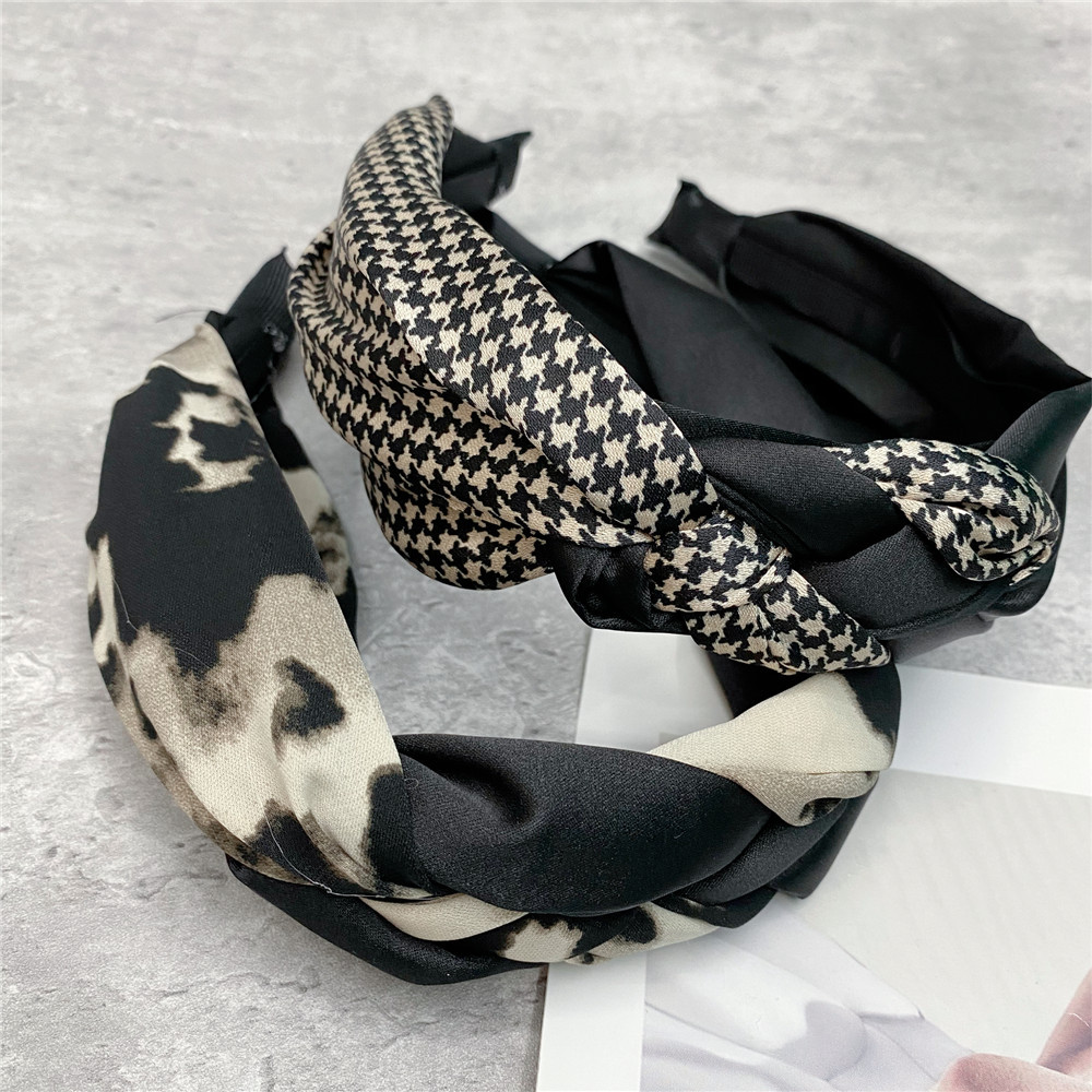 Retro Houndstooth Headband Broad-edged Black And White Leopard Print Twist Braid Hair Accessories display picture 6