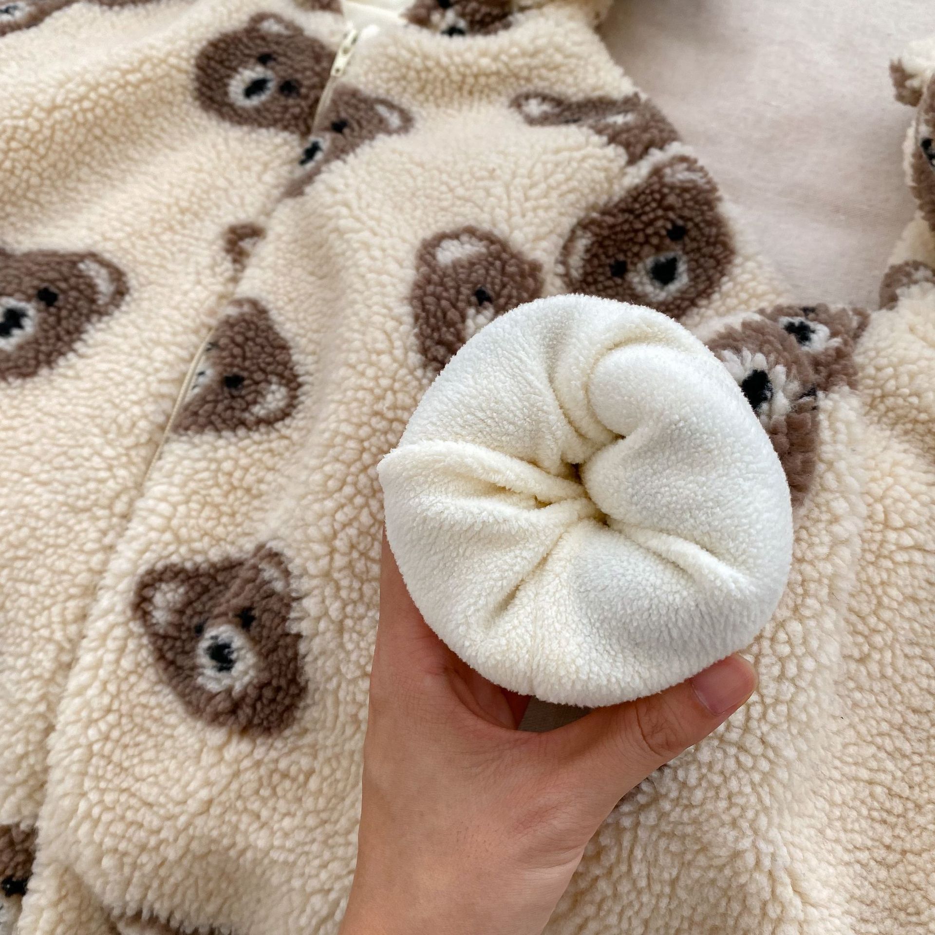 Invierno de los niños en línea celebridad bebé forrado de lana mono lindo bebé oso con capucha felpa mameluco ropa de salida caliente