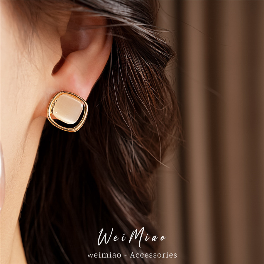 Aguja de plata con diamantes de diamante de ojo de gato pernos cuadrados de diamante simple aretes de estilo ligero lujo de alta sensación set de 10 piezas image 5