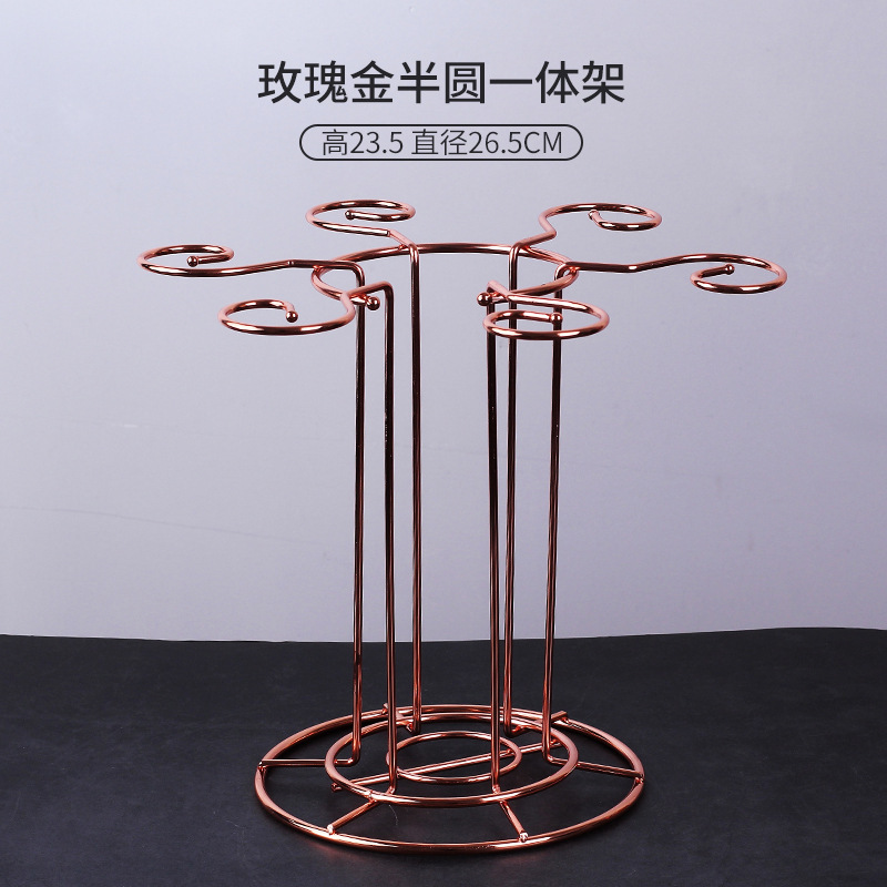 軽くて豪華な風の金色の酒の箱はワインの棚を飾ってワインの棚のワインの杯の棚を並べます。|undefined