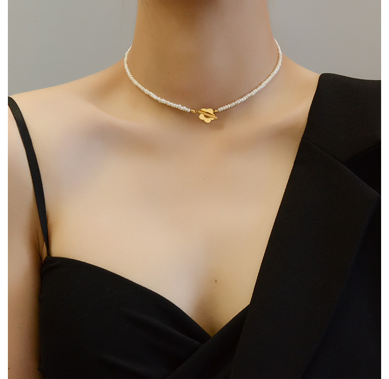 Baroque Pearl Flower Ot Buckle Necklace Clavicle Chain Titanium Steel 18k Gold Plated Necklace display picture 2