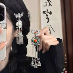 モンゴルの三日月鈴真珠のフリンジ後に髪を挟んで女性の民族風のサイドに銀色の戦国の服を挟みます。