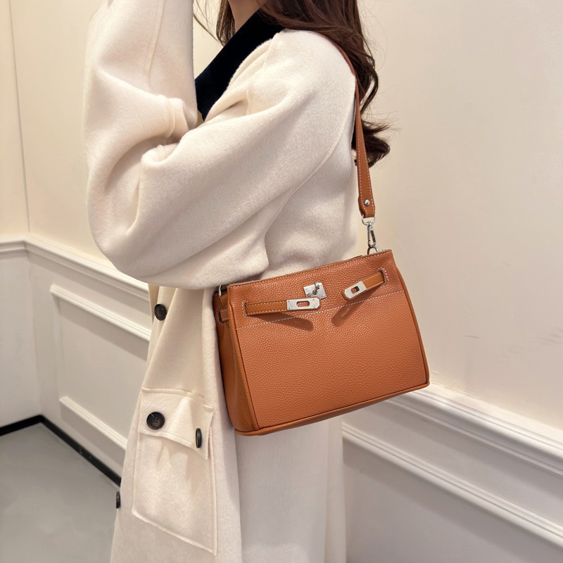 Otoño y invierno de 2024, nueva bolsa de hombro de mujer universal, bolsa de estilo simple, bolsa de transporte de viaje portátil, bolsa de sensación de alto nivel