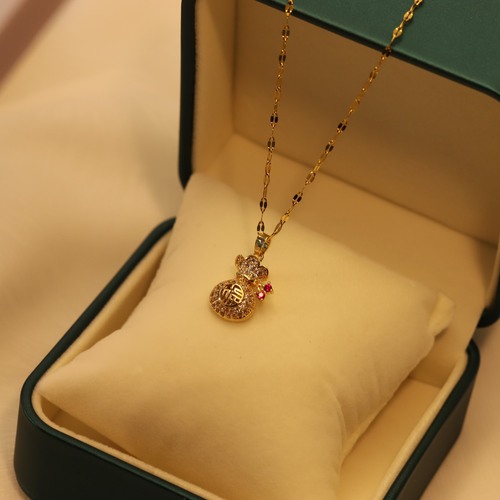 New hollow money bag titanium steel necklace with diamond setting, fashionable necklace for women, lucky bag lockchain.