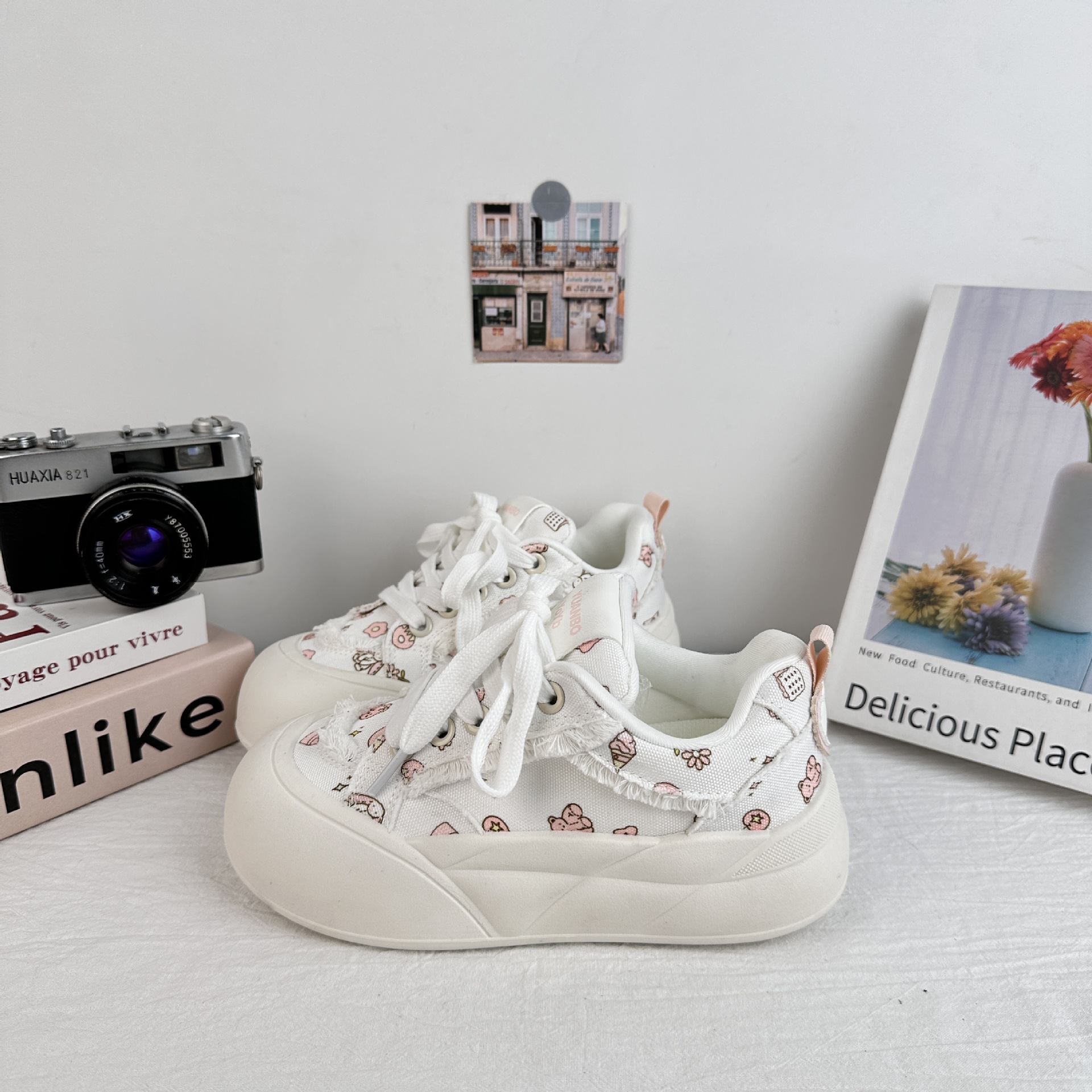 Zapatos de pan de onda lejana 2025 verano nuevos zapatos blancos pequeños modelos de nicho sin colisión zapatos de tabla estampados de todo fósforo zapatos de hojaldre