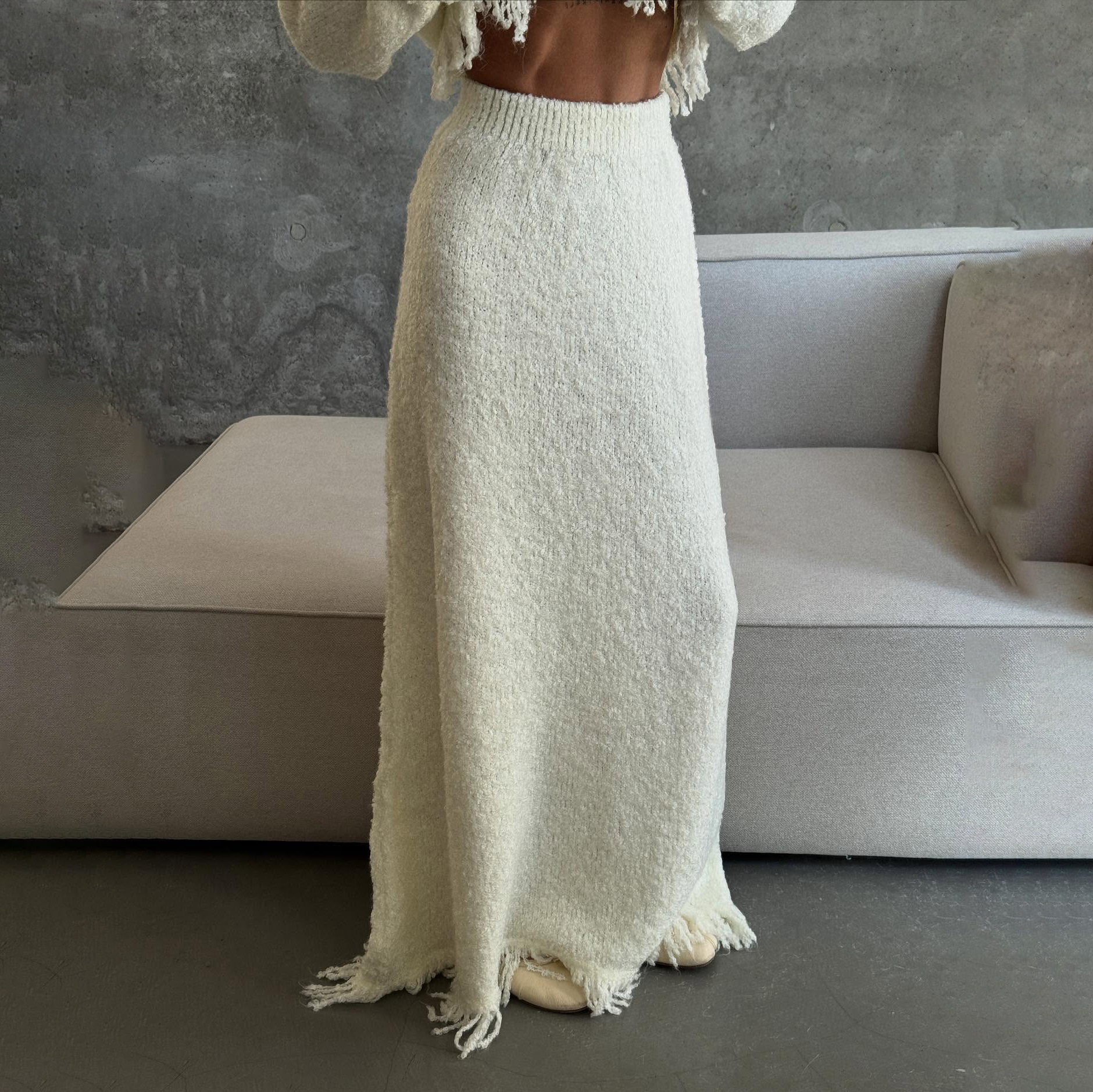 Completo cardigan in maglia a vita alta con frange e minigonna: morbida eleganza con un tocco parigino_voghion.com