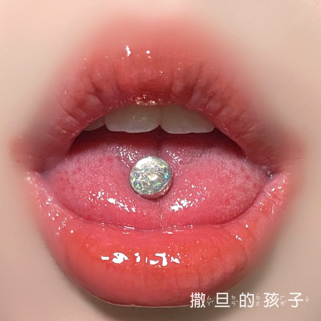 16G labret stud size and finish detail