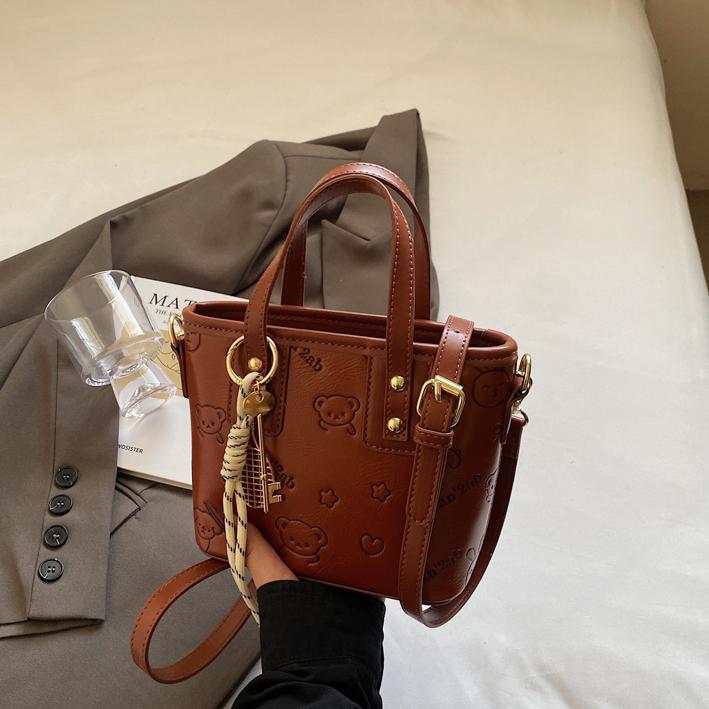 Bolsa de cubo para mujeres 2025 nueva moda versátil bolso de hombro de mano de alta calidad nicho de diseño de mochila de mujer