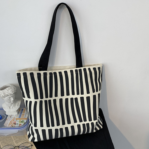 Design capacious one-shoulder bag