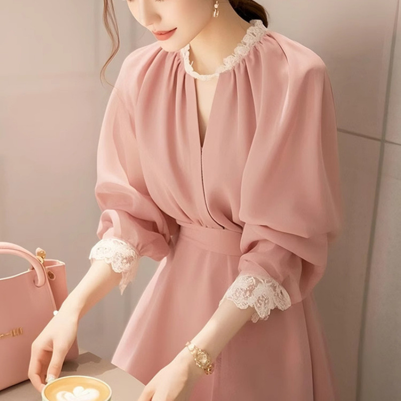 粉色蕾丝花边连衣裙海边度假2025年流行款女装多巴胺气质小裙