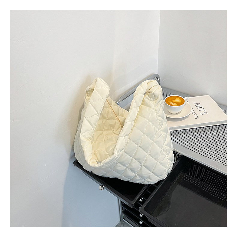ファッションの新型雲のしわの大きい包みの女性のカジュアルな個性の軽やかな大容量のギョーザのカバンの斜めのショルダーバッグの通勤のカバン|undefined