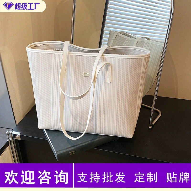 Женская сумка большой вместимости, лето 2025, новый стиль, летняя повседневная модная сумка на плечо, текстурированная классная дорожная сумка-тоут