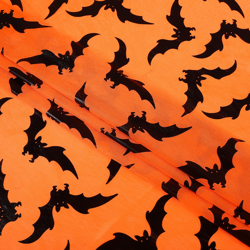 現物のオレンジ色の黒いコウモリは金布のハロウィンの舞台にアイロンをかけます。|undefined