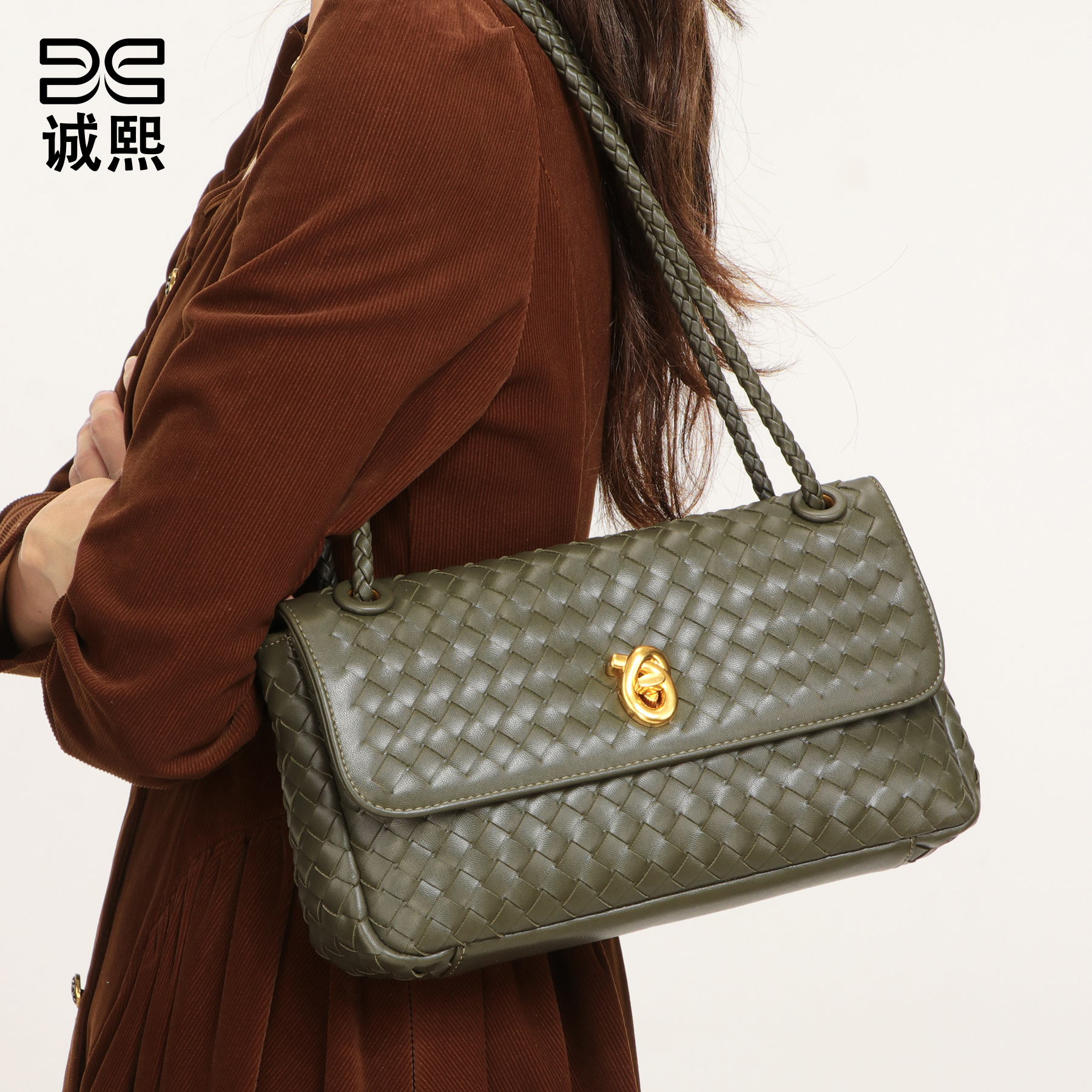 2026 retro style hand-held envelope messenger bag, versatile for commuting, shoulder bag, underarm bag, fashionable women's woven crossbody bag