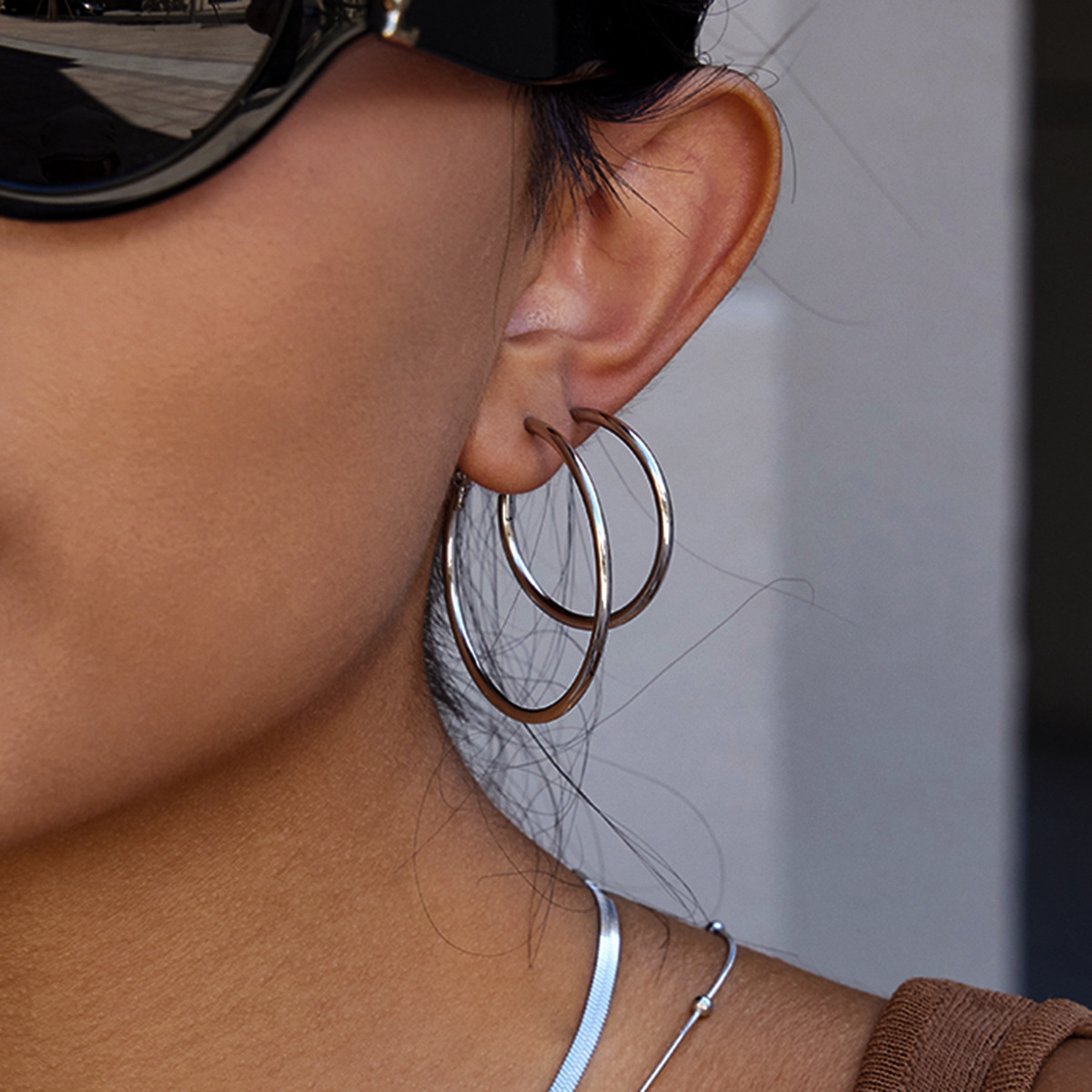 Wanxing Europa y los Estados Unidos transfronterizos aretes de acero inoxidable grandes círculos ligeros de lujo joyas de alta calidad nicho de diseño de orejas de acero de titanio