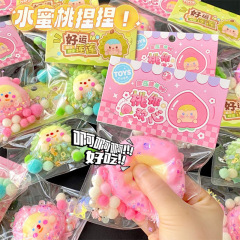 アニメの果物のぬいぐるみがおもちゃを解凍して、子供のおもちゃを減圧します。