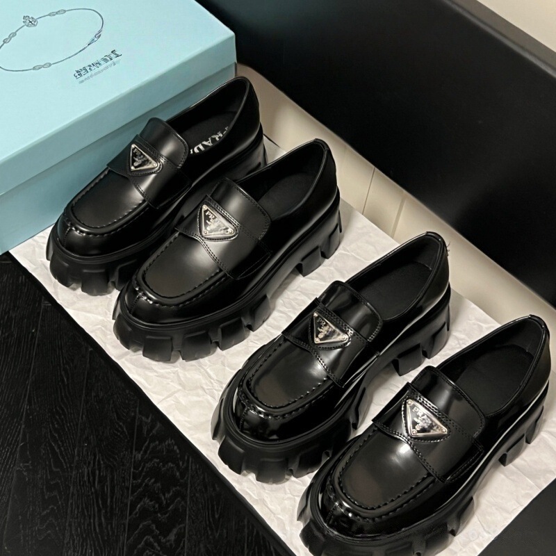 Metal logo gear thick-soled loafers 2026 shallow-tire fashion leather shoes platform shoes women's leather shoes