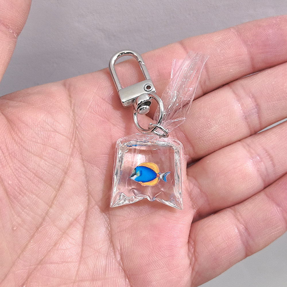 노란색과 파란색 열대어 문 버클