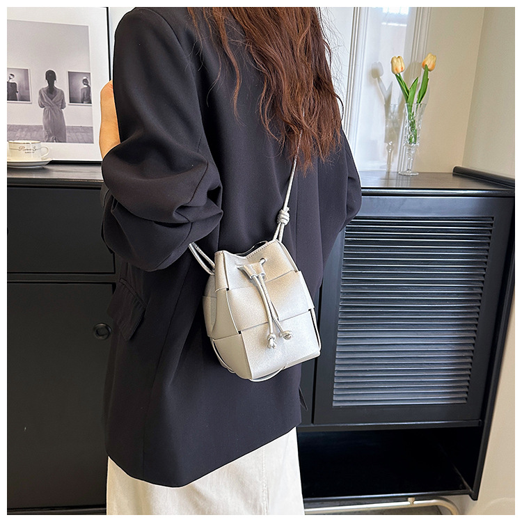 Internet famous handbag for women in 2024, high-end drawstring woven shoulder bag with large capacity, trendy and fashionable crossbody bucket bag_voghion.com