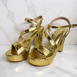 平底拖鞋;高跟凉鞋;平底凉鞋