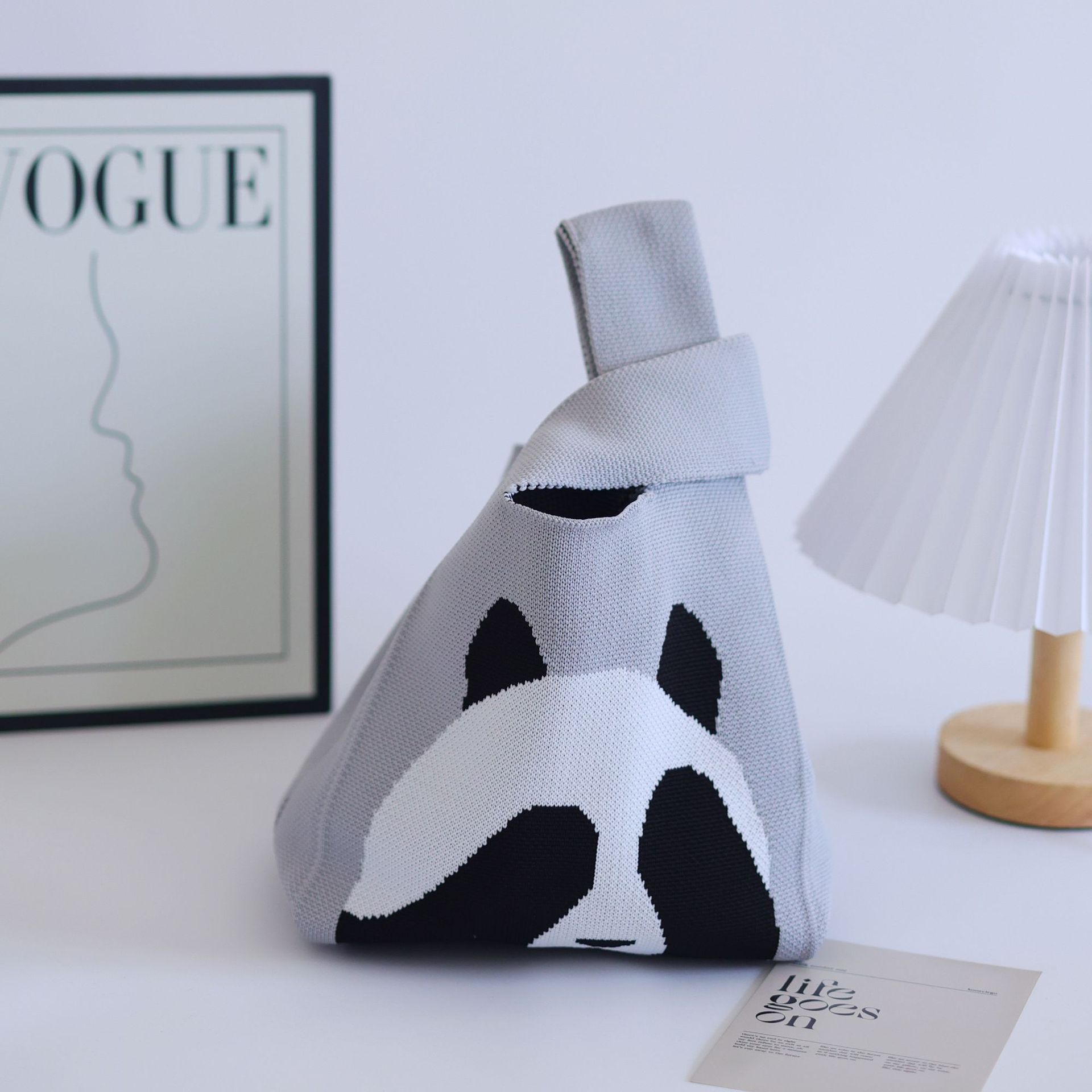 얼굴을 가리는 곰 - 회색