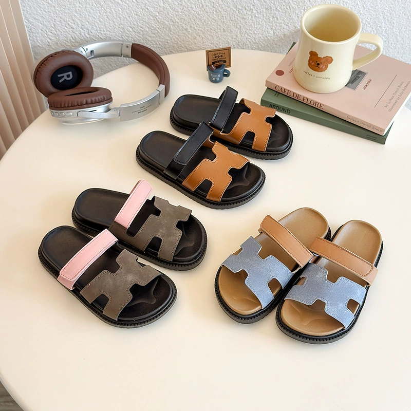 Корейская версия детских холодных шлепанцев летом носить на улице 2025 новая девушка модная мягкая подошва легкие детские тапочки