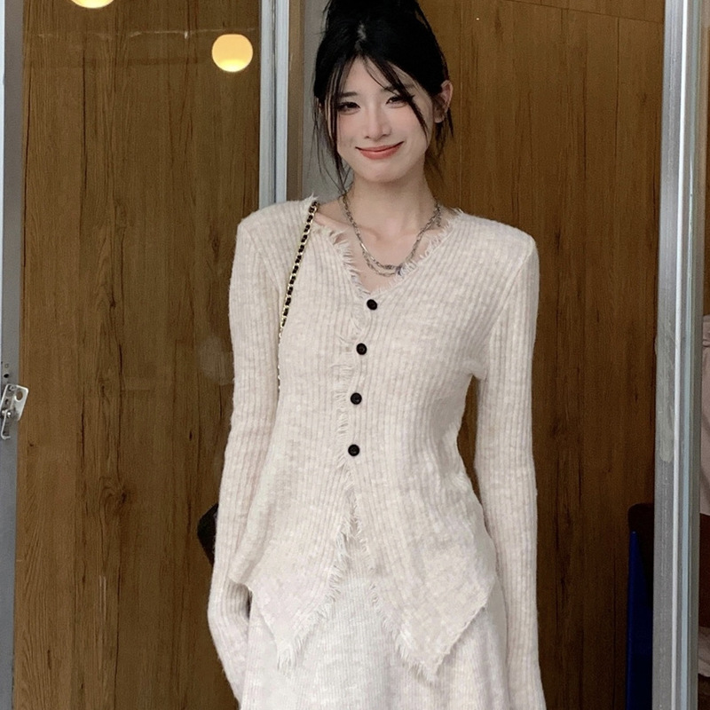 2025秋冬新作 ティーシリーズ ゆったりとしたデザイン フリンジ付き ソフトで柔らかなVネックフリンジニットトップス|undefined