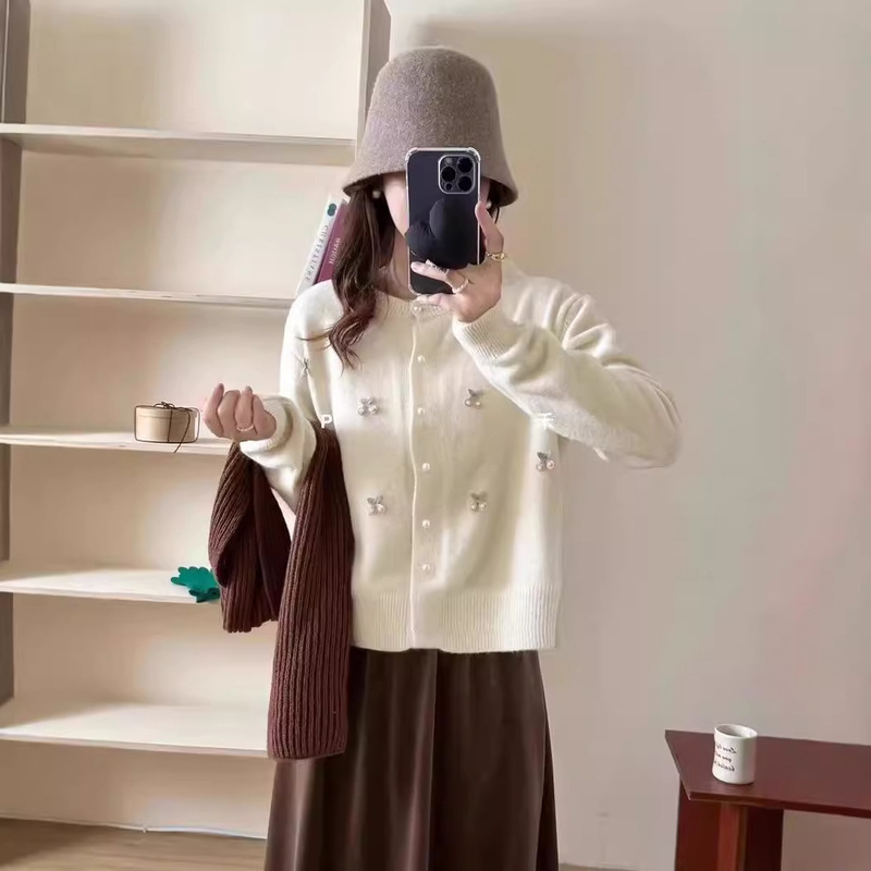 Early Autumn Sweet Embroidered Cherry Bead Sweater Jacket for Women, New Autumn and Winter Design, Niche Versatile Knitted Top