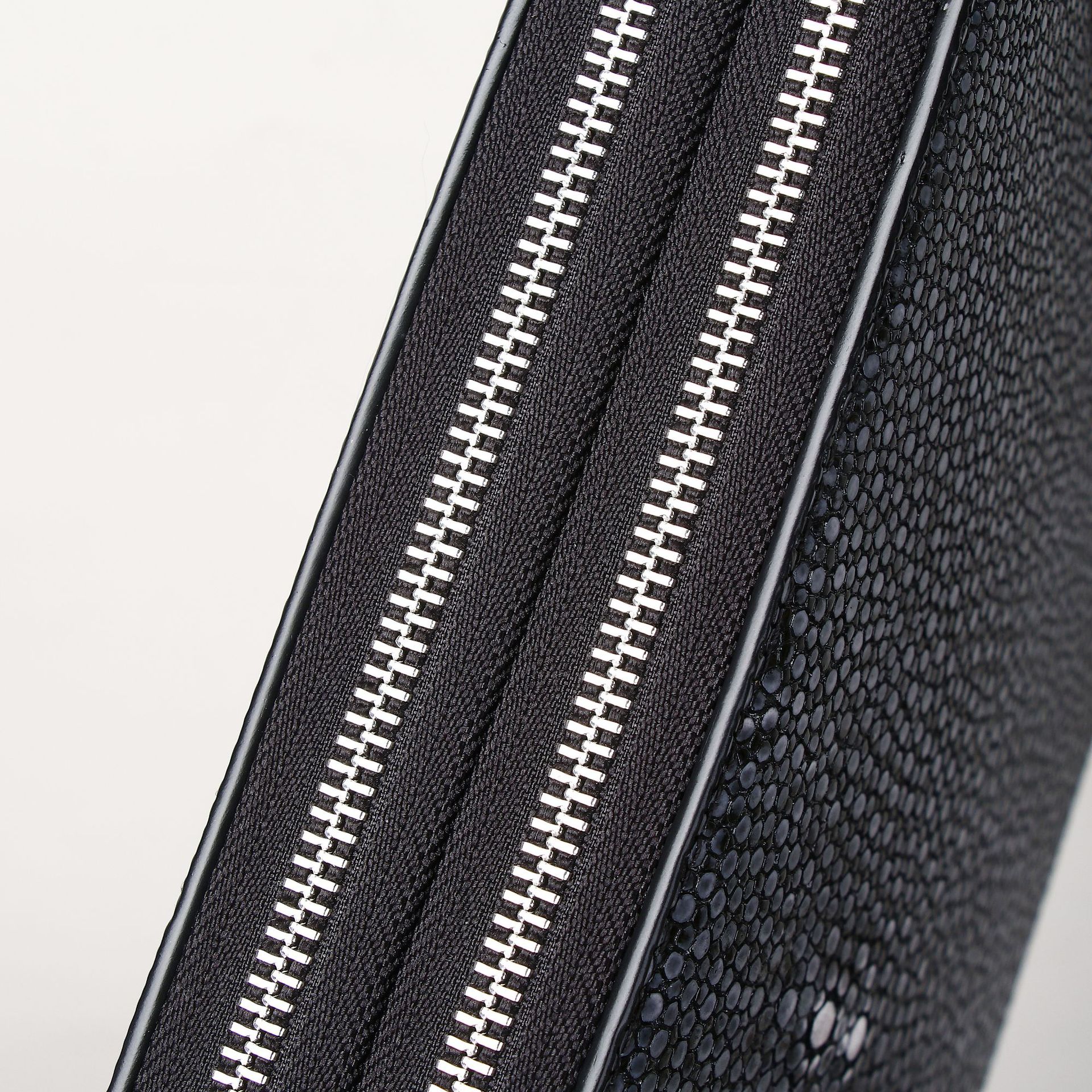 Túi clutch nam da vân cá bóng khóa số kéo đôi cầm tay chi tiết 6
