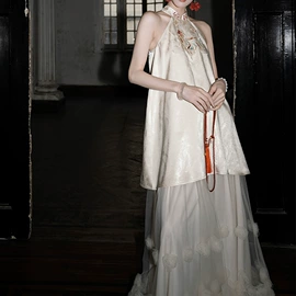 连衣裙;时尚休闲套装;女式T恤